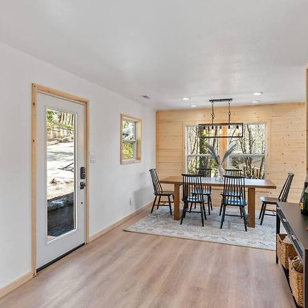 جاتلينبرج New! Modern Cabin With Two Decks, Bar & Game Room! المظهر الخارجي الصورة