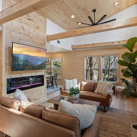 جاتلينبرج New! Modern Cabin With Two Decks, Bar & Game Room! المظهر الخارجي الصورة