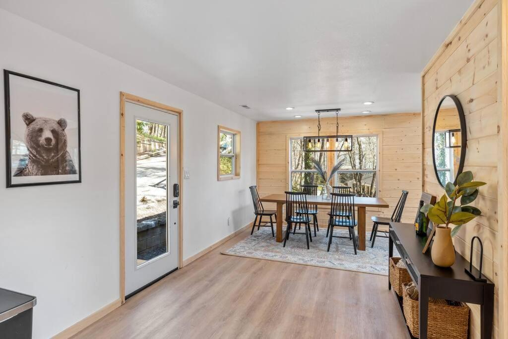 جاتلينبرج New! Modern Cabin With Two Decks, Bar & Game Room! المظهر الخارجي الصورة