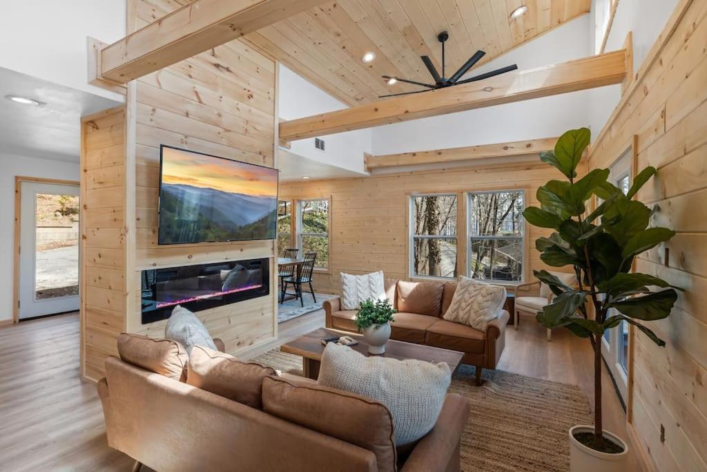 جاتلينبرج New! Modern Cabin With Two Decks, Bar & Game Room! المظهر الخارجي الصورة