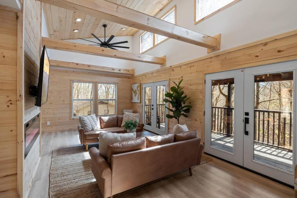 جاتلينبرج New! Modern Cabin With Two Decks, Bar & Game Room! المظهر الخارجي الصورة