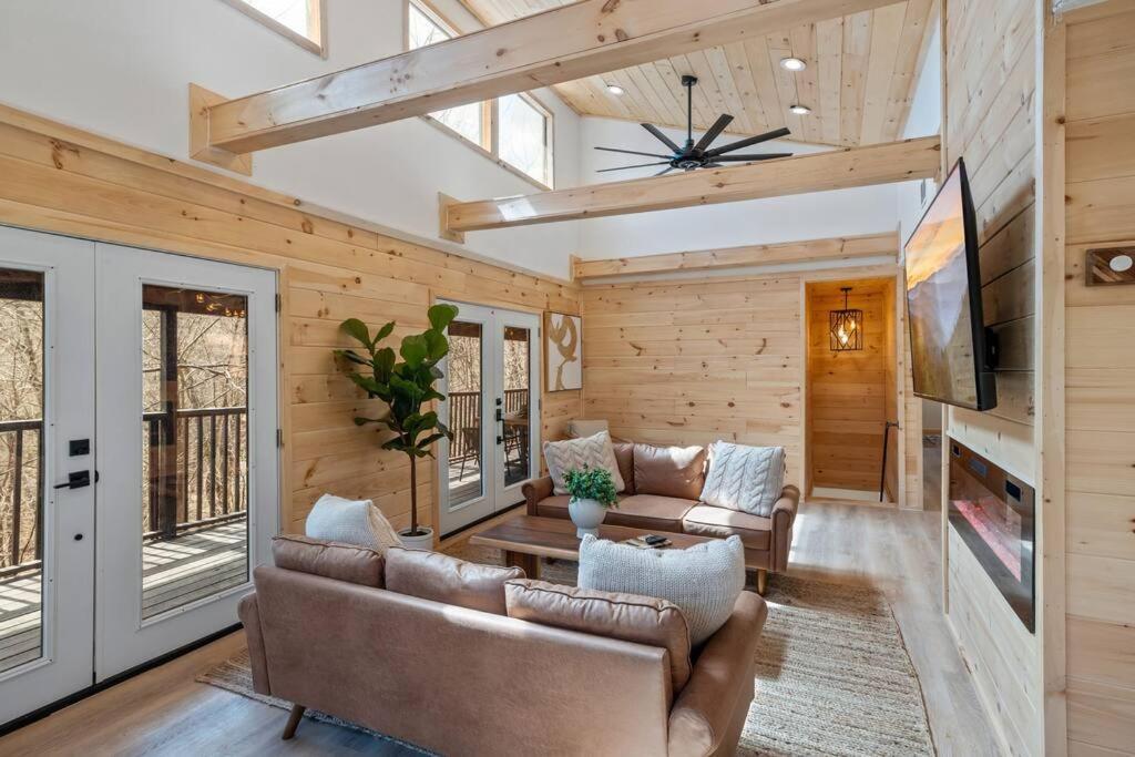 جاتلينبرج New! Modern Cabin With Two Decks, Bar & Game Room! المظهر الخارجي الصورة