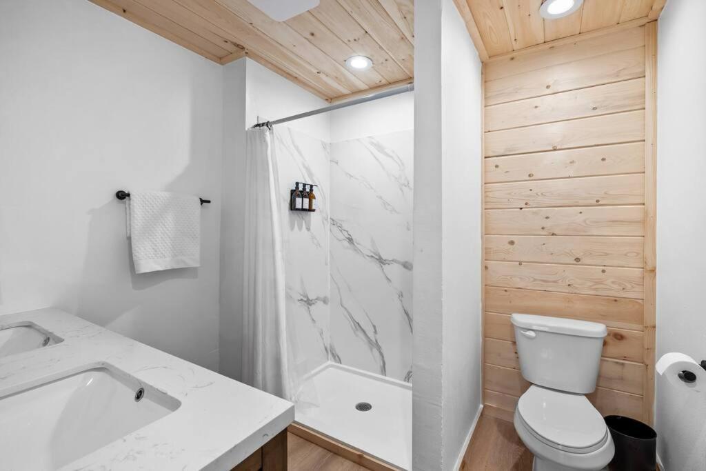 جاتلينبرج New! Modern Cabin With Two Decks, Bar & Game Room! المظهر الخارجي الصورة