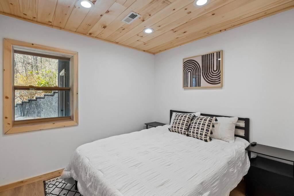 جاتلينبرج New! Modern Cabin With Two Decks, Bar & Game Room! المظهر الخارجي الصورة