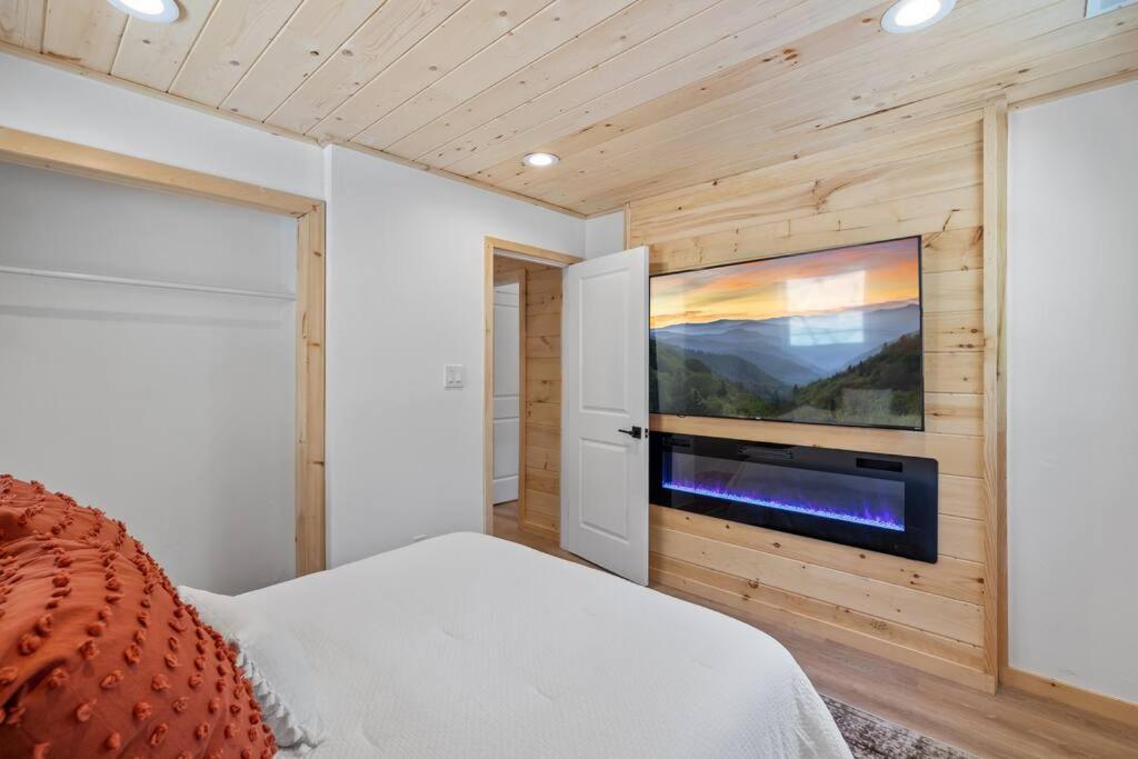 جاتلينبرج New! Modern Cabin With Two Decks, Bar & Game Room! المظهر الخارجي الصورة