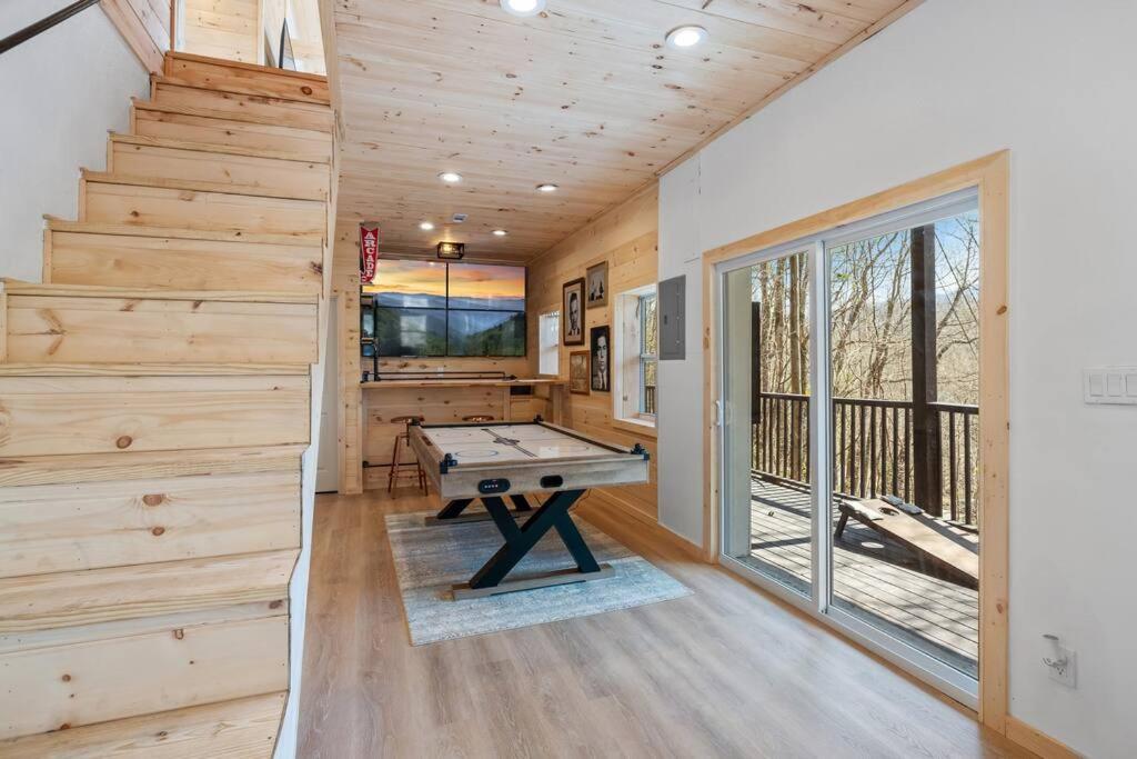 جاتلينبرج New! Modern Cabin With Two Decks, Bar & Game Room! المظهر الخارجي الصورة