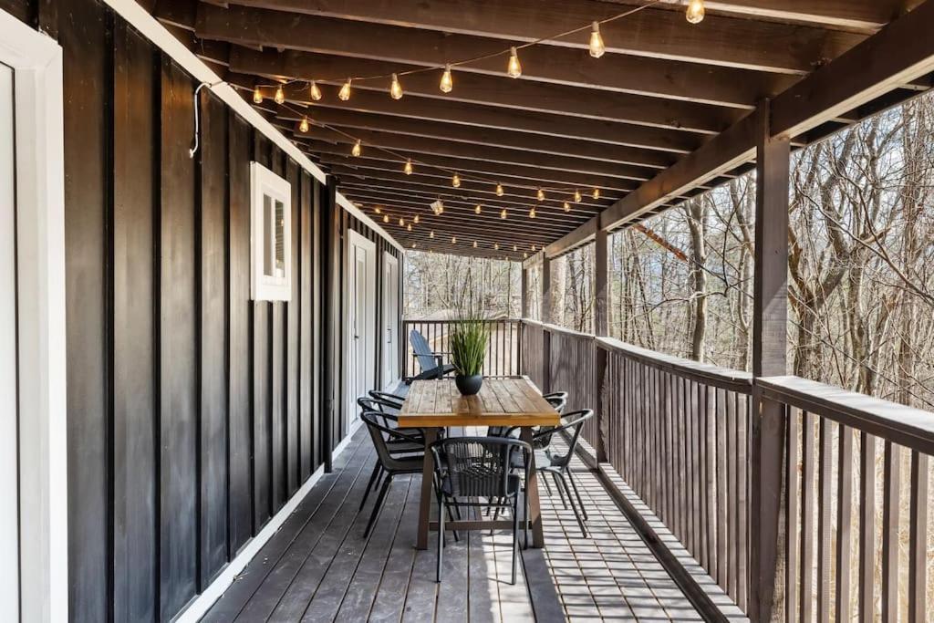 جاتلينبرج New! Modern Cabin With Two Decks, Bar & Game Room! المظهر الخارجي الصورة