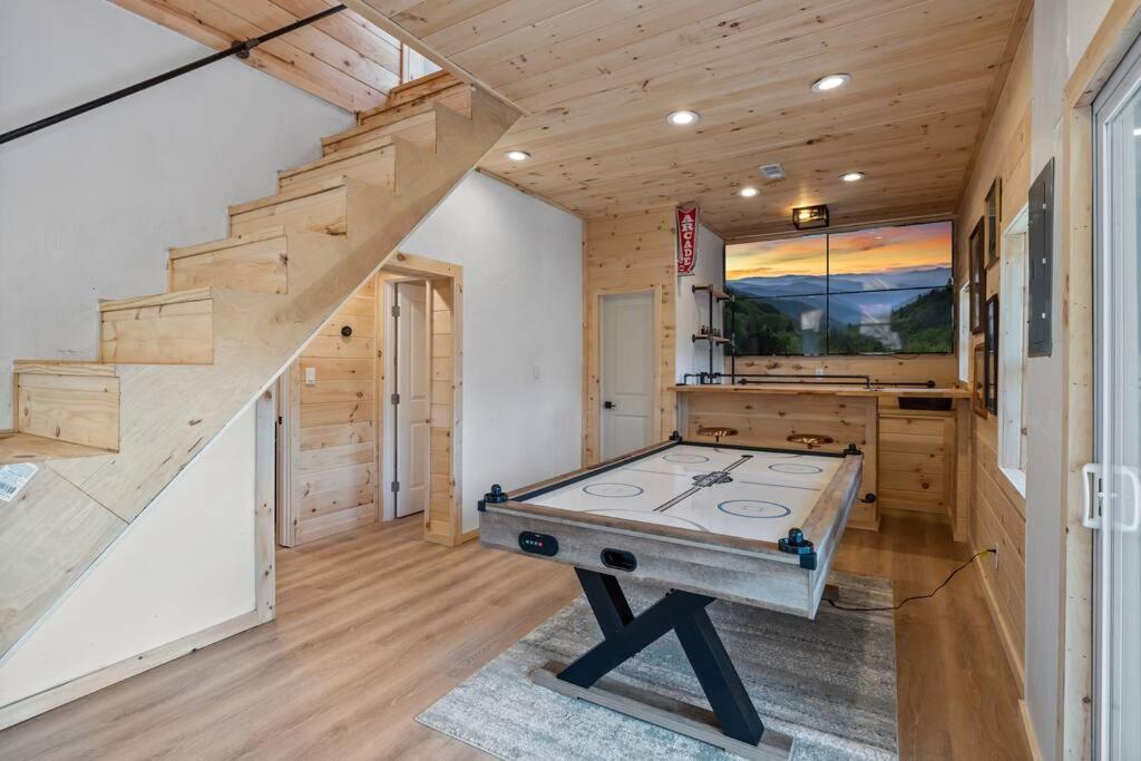 جاتلينبرج New! Modern Cabin With Two Decks, Bar & Game Room! المظهر الخارجي الصورة