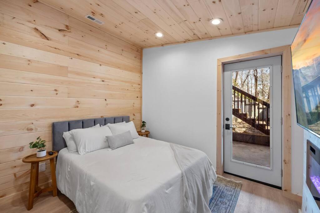 جاتلينبرج New! Modern Cabin With Two Decks, Bar & Game Room! المظهر الخارجي الصورة