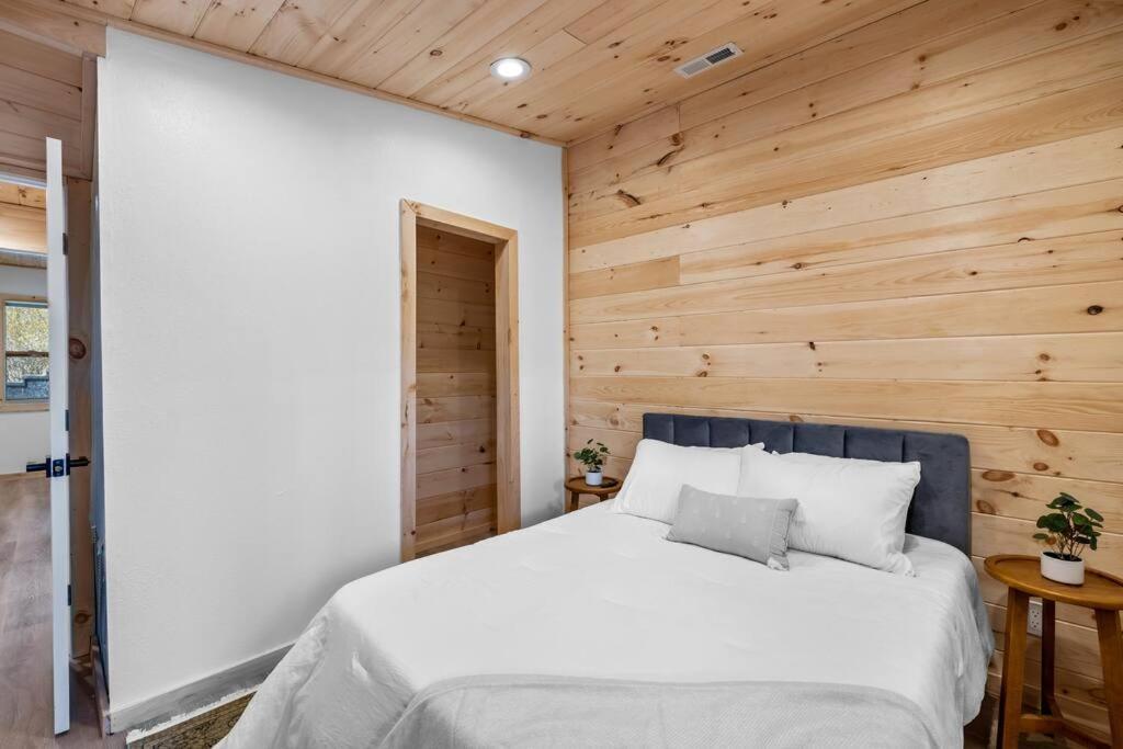 جاتلينبرج New! Modern Cabin With Two Decks, Bar & Game Room! المظهر الخارجي الصورة